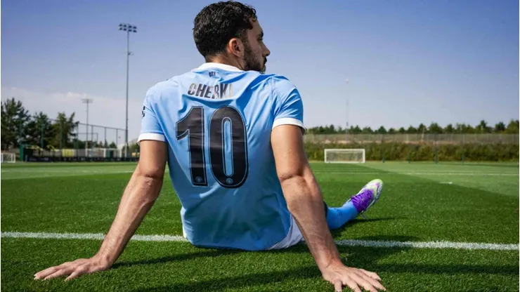 Cherki é oficialmente anunciado como novo camisa 10 do Manchester City, assumindo a vaga deixada por Jack Grealish. Foto: divulgação/Manchester City