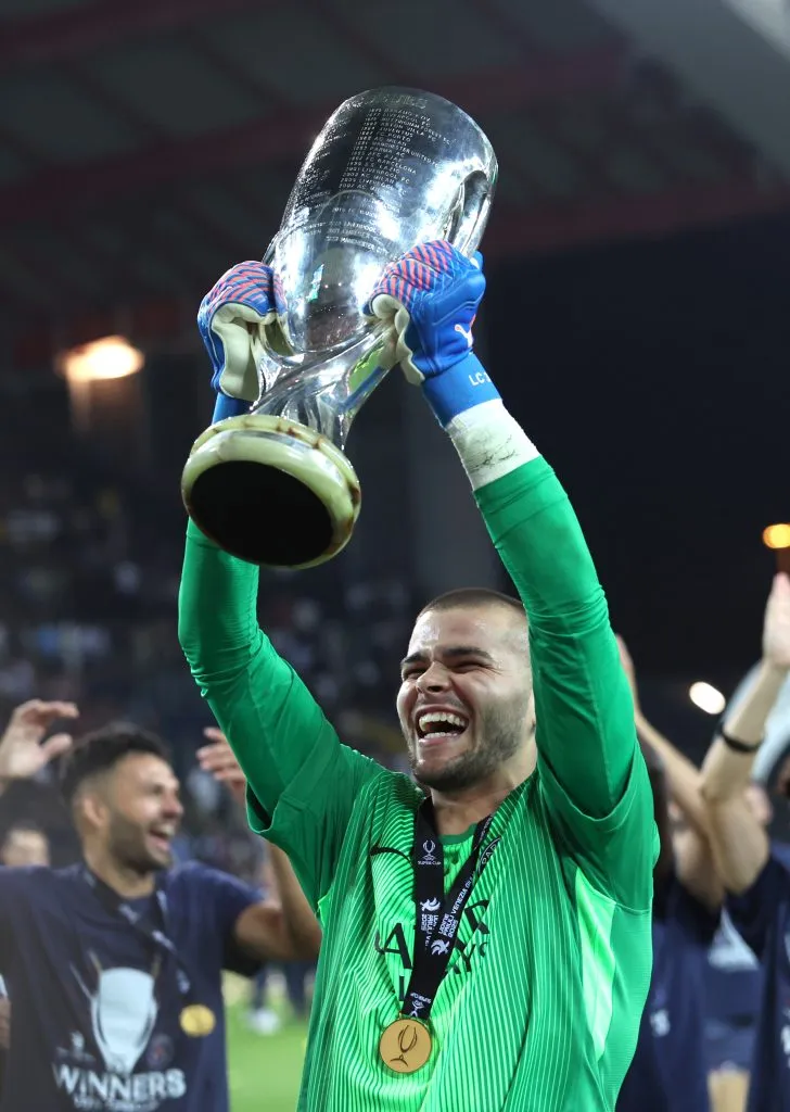 Lucas Chevalier teve uma falha no segundo gol do Tottenham, mas depois defendeu um pênalti na disputa, e conquistou o título da Supercopa da Europa. (Photo by Claudio Villa/Getty Images)