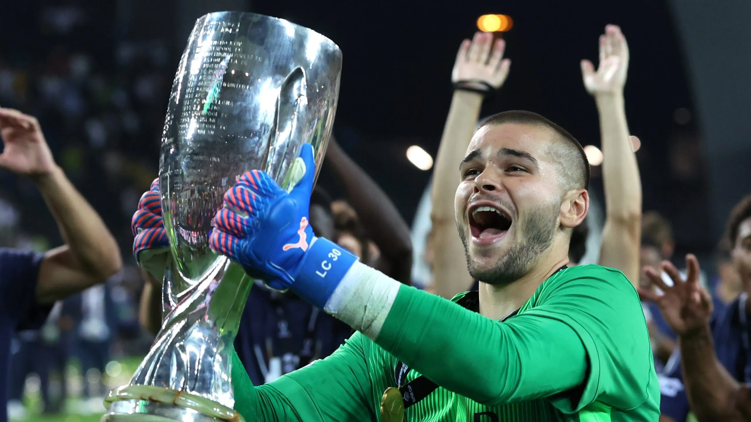Lucas Chevalier, com a taça na mão, com a camisa verde do PSG