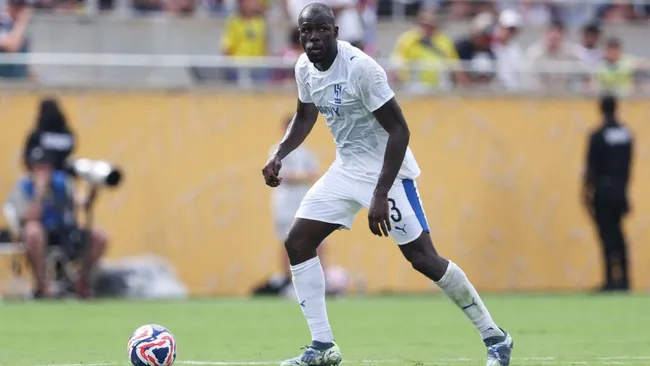 Al-Hilal controla a bola durante a partida. Foto: &nbsp;Megan Briggs/Getty Images