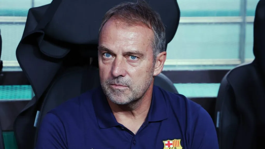 hansi Flick, com a camisa azul marinho do Barcelona