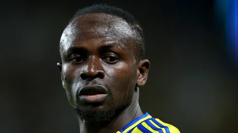 O Olympiacos mira alto ao tentar contratar Sadio Mané, de 33 anos, atualmente no Al-Nassr, em uma investida que promete impacto imediato no elenco. (Photo by Abdullah Ahmed/Getty Images)