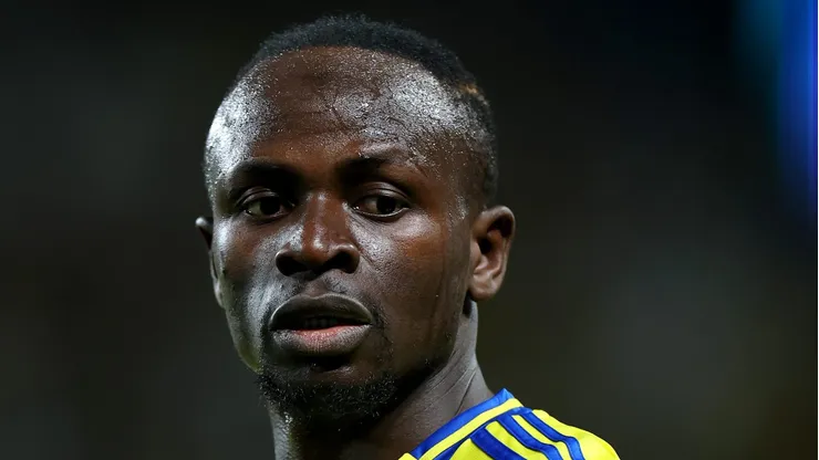 O Olympiacos mira alto ao tentar contratar Sadio Mané, de 33 anos, atualmente no Al-Nassr, em uma investida que promete impacto imediato no elenco. (Photo by Abdullah Ahmed/Getty Images)