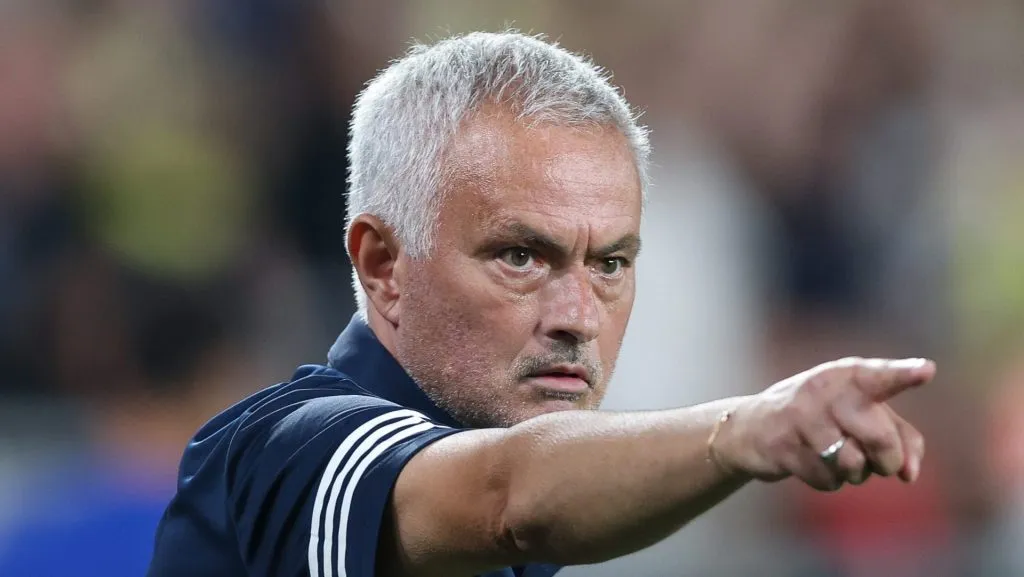A disputa com o Fenerbahçe, de José Mourinho, intensifica a corrida pelo craque senegalês, cujo talento e experiência poderiam elevar o clube grego a outro patamar no cenário europeu. (Photo by Ahmad Mora/Getty Images)