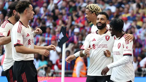 Salah comemora com Jones e Frimpong: lateral é uma das novidades para a temporada