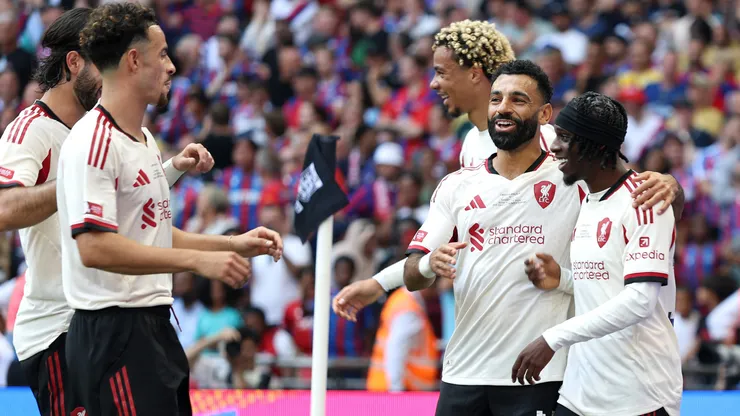 Salah comemora com Jones e Frimpong: lateral é uma das novidades para a temporada