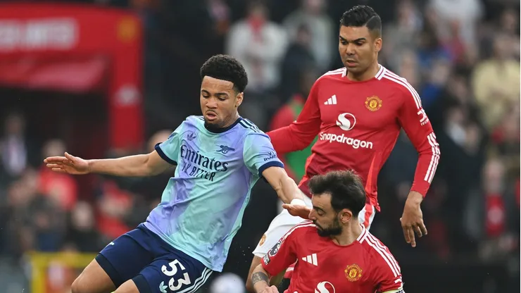 MANCHESTER, ENGLAND - MARCH 09: Ethan Nwaneri of Arsenal is challenged by Bruno Fernandes and Casemiro of Manchester United during the Premier League match between Manchester United FC and Arsenal FC at Old Trafford on March 09, 2025 in Manchester, England. (Photo by Michael Regan/Getty Images)