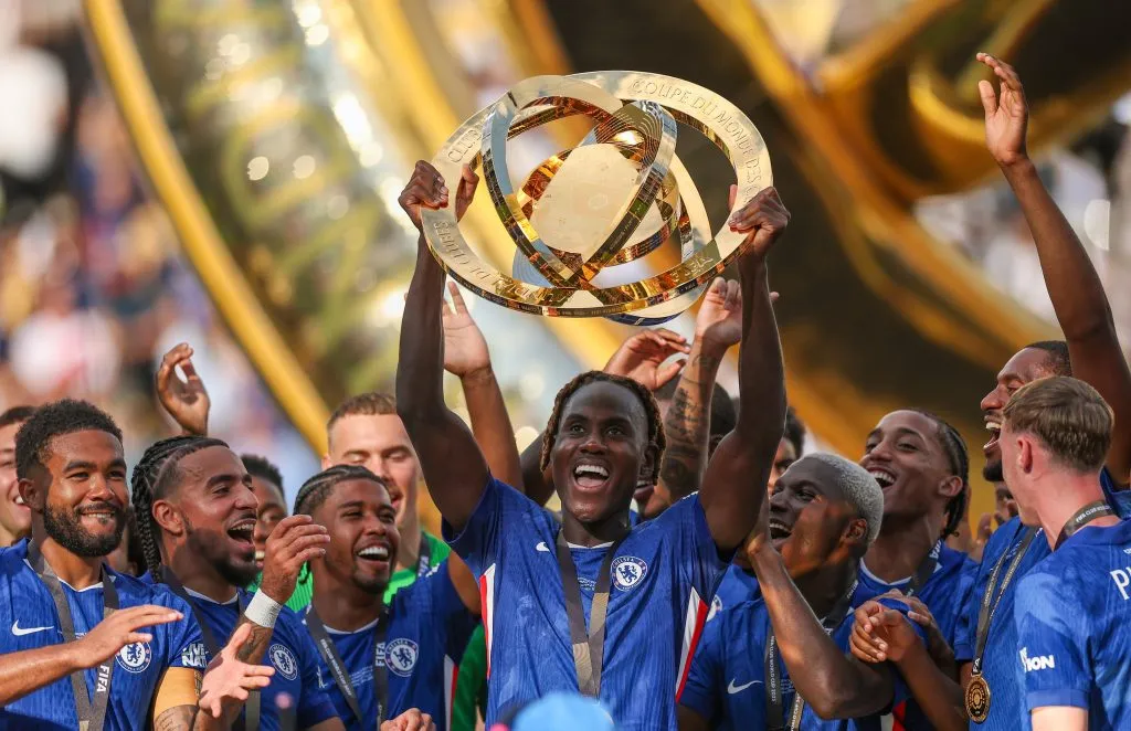 Chalobah com o prêmio do Mundial de Clubes que o Chelsea conquistou em cima do PSG. Buda Mendes/Getty Images)