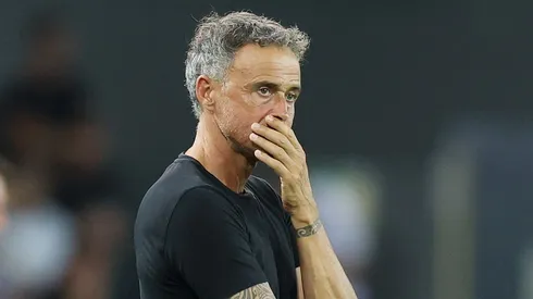 Luis Enrique, treinador do PSG, à beira do campo. (Foto: Claudio Villa/Getty Images)
