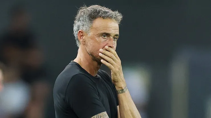 Luis Enrique, treinador do PSG, à beira do campo. (Foto: Claudio Villa/Getty Images)