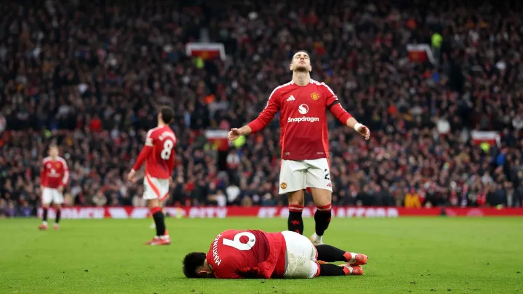 Lisandro Martinez sofre uma lesão durante a partida. Foto: Carl Recine/Getty Images