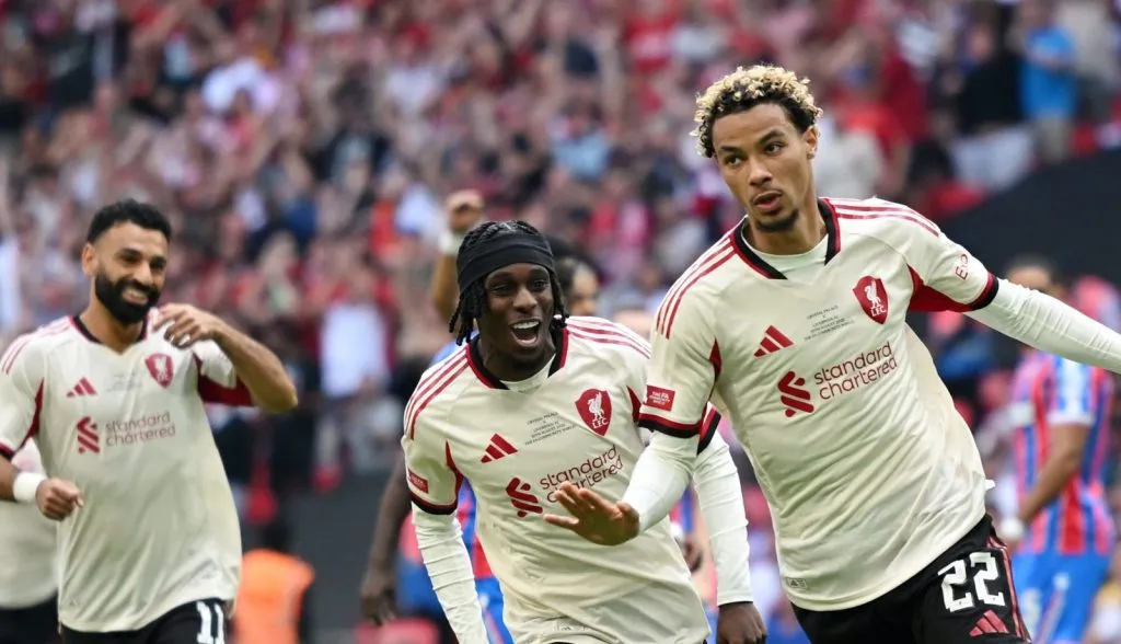 Hugo Ekitike, do Liverpool, em campo, com a camisa bege. Foto: Clive Mason/Getty Images