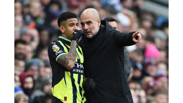 Guardiola e Savinho juntos no City. (Photo by Shaun Botterill/Getty Images)