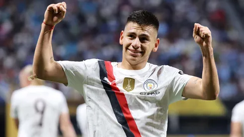 Claudio Echeverri, joia argentina de 19 anos do Manchester City, é alvo de oferta do Borussia Dortmund. Foto: Alex Grimm/Getty Images