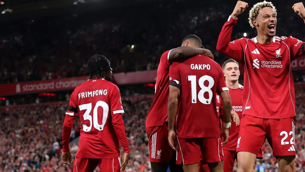 Enquanto isso, a diretoria busca reforçar a defesa antes do fim da janela de transferências. (Photo by Michael Steele/Getty Images)