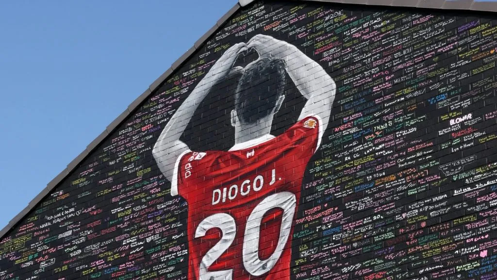 No Anfield, o Liverpool conquistou a vitória sobre o Bournemouth por 4 a 2 em um jogo carregado de emoção e homenagens a Diogo Jota. (Photo by Michael Steele/Getty Images)