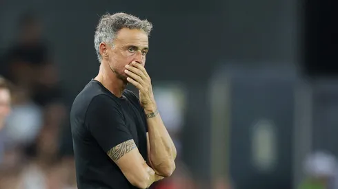 Após sofrer uma queda de bicicleta na Espanha e passar por cirurgia para tratar a clavícula fraturada, Luis Enrique trabalha para retornar ao banco do Paris Saint-Germain. (Photo by Claudio Villa/Getty Images)