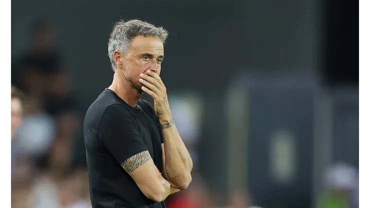 Após sofrer uma queda de bicicleta na Espanha e passar por cirurgia para tratar a clavícula fraturada, Luis Enrique trabalha para retornar ao banco do Paris Saint-Germain. (Photo by Claudio Villa/Getty Images)