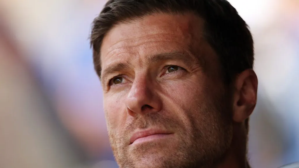 Na pré-temporada, Xabi Alonso surpreende ao posicionar David Alaba como meio-campista, aproveitando sua versatilidade e experiência adquirida no Bayern de Munique. (Photo by Dan Mullan/Getty Images)