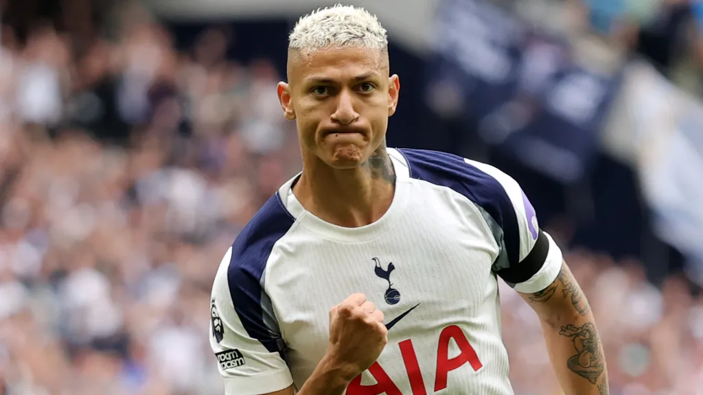 Richarlison em campo com o Tottenham. Foto: Julian Finney/Getty Images