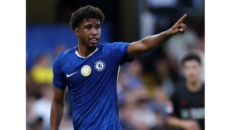 Andrey Santos em ação pelo Chelsea. (Photo by Eddie Keogh/Getty Images)
