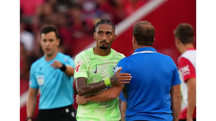 Raphinha em ação pelo Barcelona. (Photo by Alex Caparros/Getty Images)
