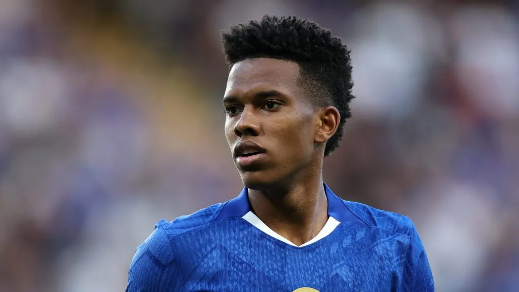 Estêvão em ação pelo Chelsea.