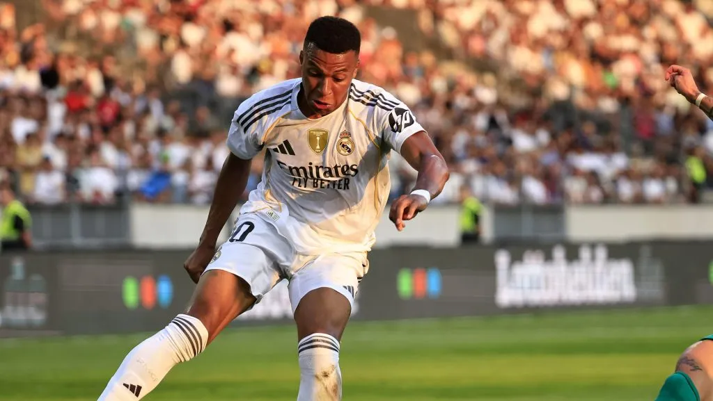 Com Mbappé como referência ofensiva, a chegada do sueco poderia ampliar opções táticas de Xabi Alonso e fortalecer o elenco galáctico. (Photo by Jan Hetfleisch/Getty Images)