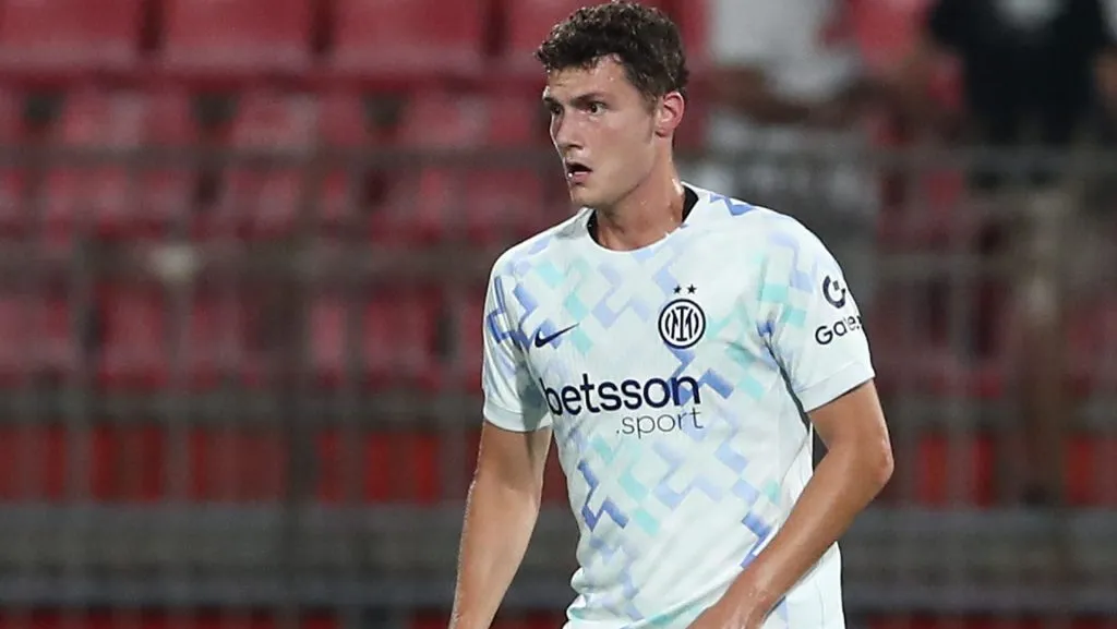 A Inter de Milão adota uma estratégia seletiva no mercado de transferências, recusando ofertas pelo pilar defensivo Alessandro Bastoni enquanto considera negociar Benjamin Pavard para abrir espaço a novos talentos. (Photo by Marco Luzzani/Getty Images)