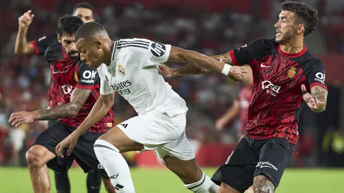 O Real Madrid inicia mais uma temporada da La Liga no Santiago Bernabéu em busca de recuperar a tradição de estrear com vitória. Após o empate no último ano, o duelo contra o Osasuna se torna a chance de abrir um novo ciclo de conquistas diante da torcida. (Photo by Rafa Babot/Getty Images)