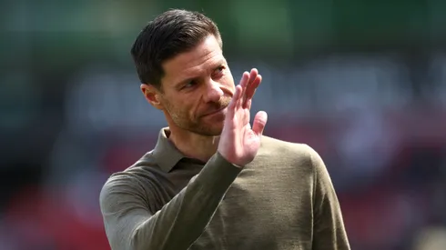 Técnico Xabi Alonso durante jogo do Bayer Leverkusen (Foto: Lars Baron/Getty Images)
