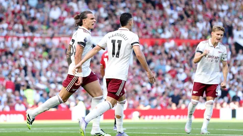 Riccardo Calafiori comemorando gol contra o Manchester United. Foto: Michael Regan/Getty Images