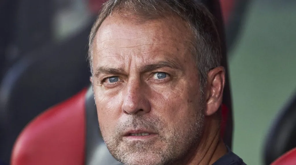 Hansi Flick, treinador do Barcelona, com a camisa azul