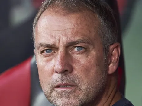 Hansi Flick demonstra insatisfação com diretoria e elenco