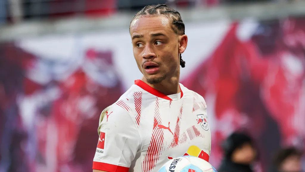 Xavi Simons em jogo do RB Leipzig com a bola na mão (Foto: Maja Hitij/Getty Images)