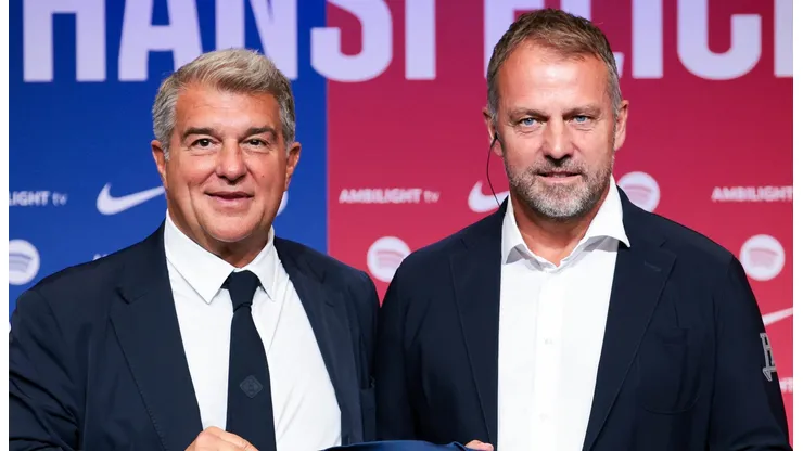 Joan Laporta, presidente do Barcelona e Hansi Flick, técnico do time. Foto: Eric Alonso/Getty Images