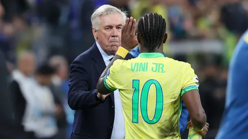 Técnico Carlo Ancelotti junto com Vini Jr. (Foto: Wagner Meier/Getty Images)