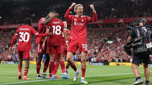 Jogadores do Liverpool celebram gol na estreia da Premier League (Foto: Michael Steele/Getty Images)