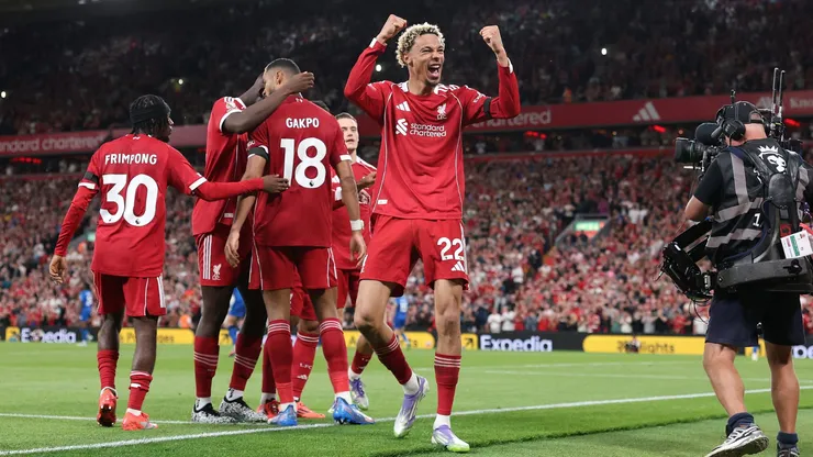 Jogadores do Liverpool celebram gol na estreia da Premier League (Foto: Michael Steele/Getty Images)