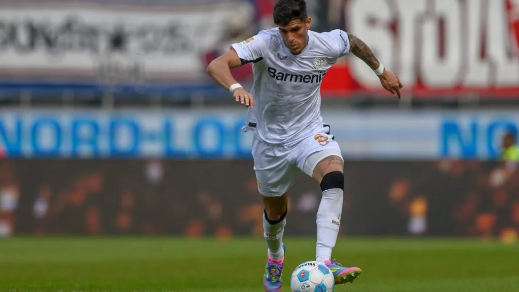Piero Hincapie em ação durante a partida da Bundesliga. Foto: Christian Kaspar-Bartke/Getty Images