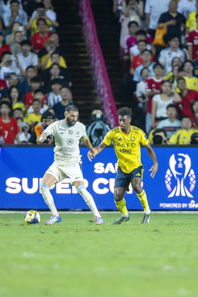 Karim Benzema, do Al Ittihad (E) e Kingsley Coman, em sua estreia pelo Al-Nassr (D). Atacante chega já mostrando que pode sim ser titular no time de Jorge Jesus. (Foto por: Yu Chun Christopher Wong/Eurasia Sport Images/Getty Images)