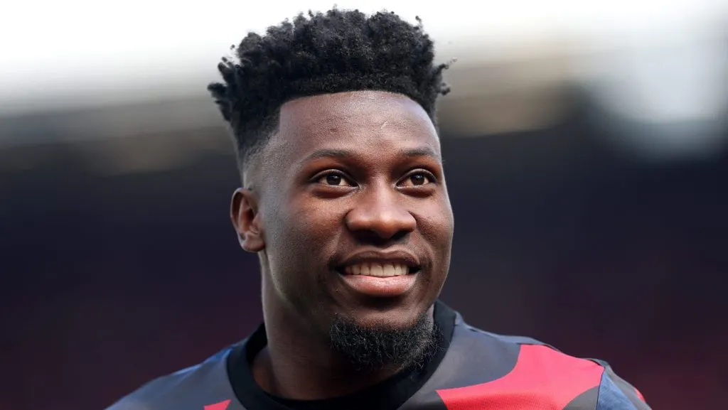 Onana, jogador do Manchester United, com a camisa preta e vermelha