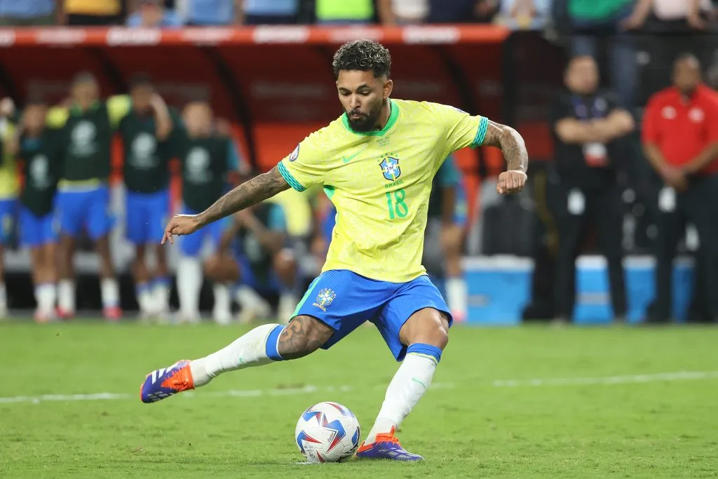 Douglas Luiz em campo pelo Brasil – Photo by Ian Maule/Getty Images