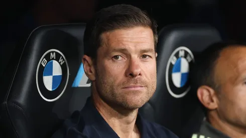 Xabi Alonso diz que não há vaga garantida no time titular. Essa decisão pode afetar todos do elenco, já que muitos são considerados titulares e outros que pedem por mais oportunidades. Foto: Florencia Tan Jun/Getty Images
