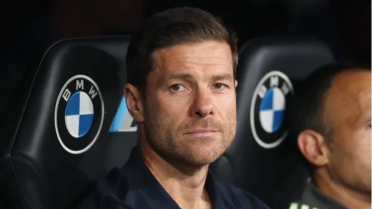 Xabi Alonso diz que não há vaga garantida no time titular. Essa decisão pode afetar todos do elenco, já que muitos são considerados titulares e outros que pedem por mais oportunidades. Foto: Florencia Tan Jun/Getty Images