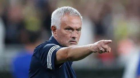 Mourinho durante jogo dos playoffs na Champions League (Foto: Ahmad Mora/Getty Images)