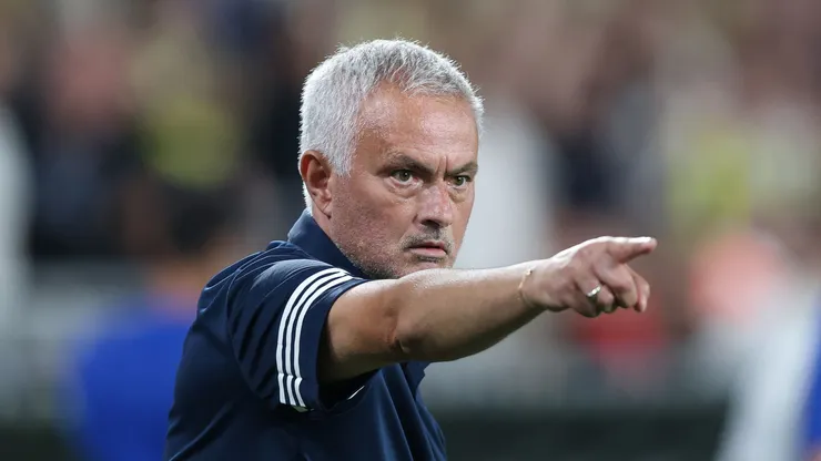 Mourinho durante jogo dos playoffs na Champions League (Foto: Ahmad Mora/Getty Images)