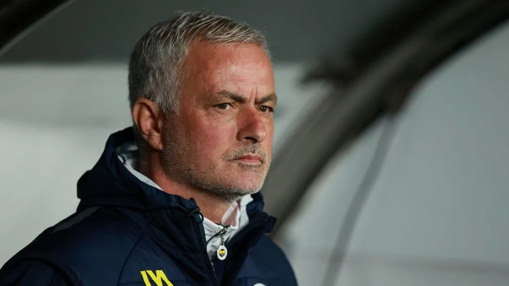 Mourinho está em sua segunda temporada no Fenerbahce (Foto: Ahmad Mora/Getty Images)