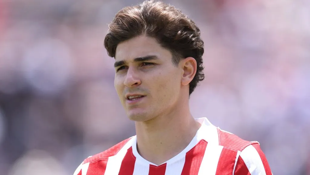 Julián Alvarez, atacante alvo de Barcelona e Liverpool, em campo com o Atlético (Photo by Stu Forster/Getty Images)
