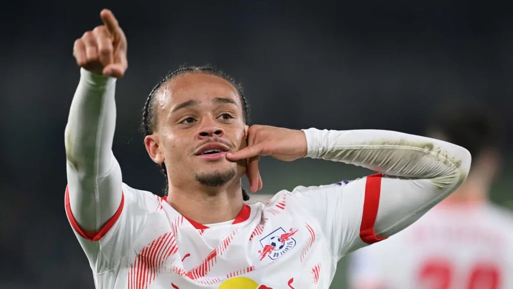 Xavi Simons em campo pelo RB Leipzig durante partida oficial